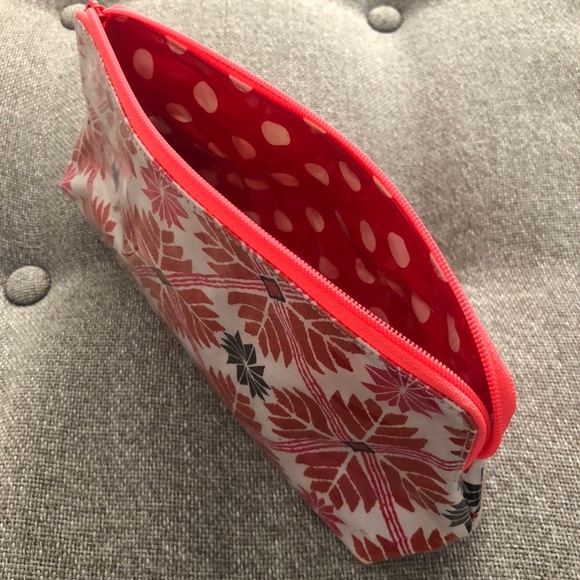 💥SOLD💥 Set of 2! Roller Beach Bag + Make Up Case - Picture 8 of 8